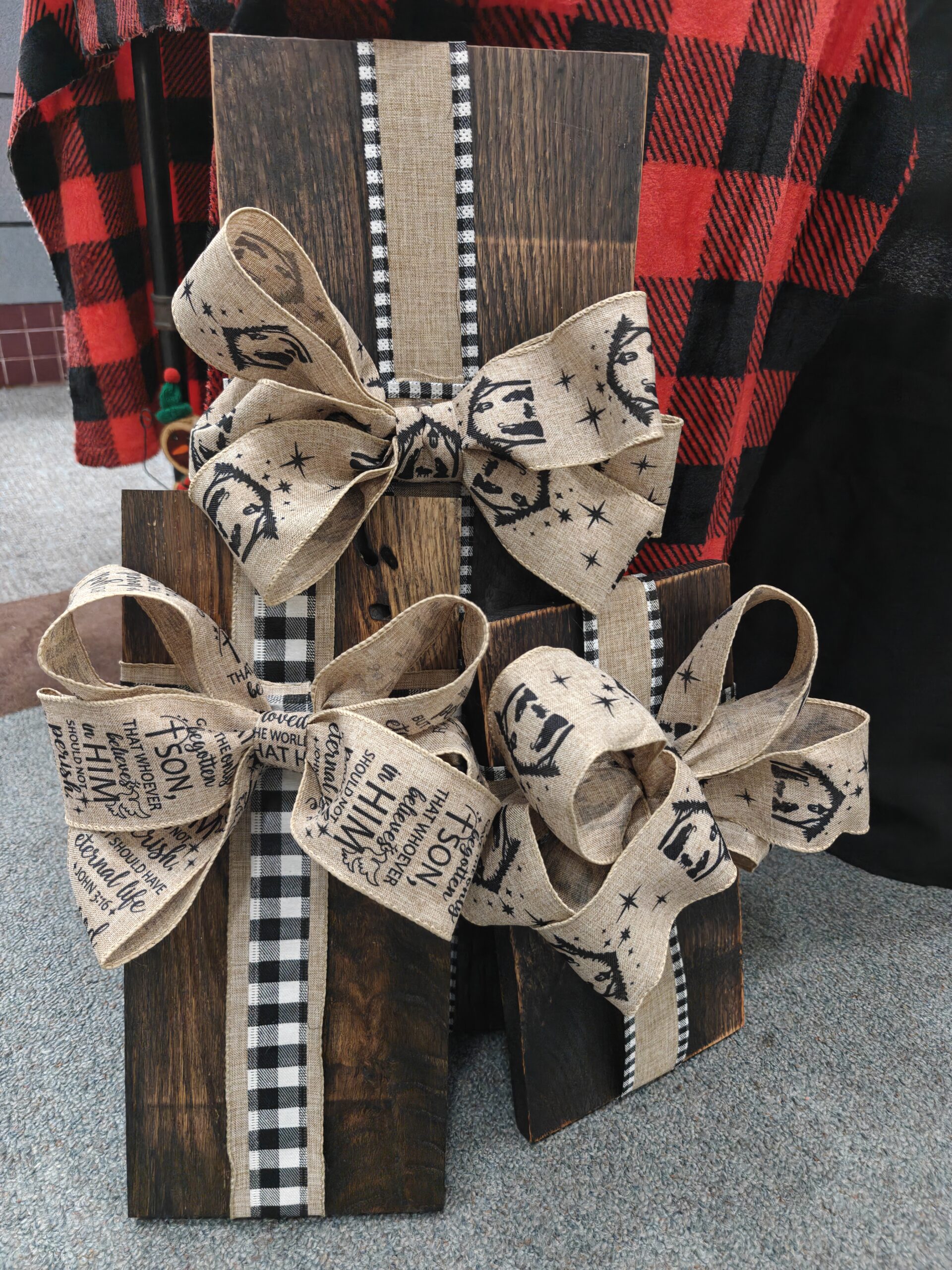 Manger Tan Plank Presents